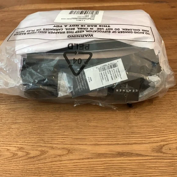 NWT Tahari Kaia Crossbody Camera Bag in Black White & Blush Pink - Picture 11 of 11